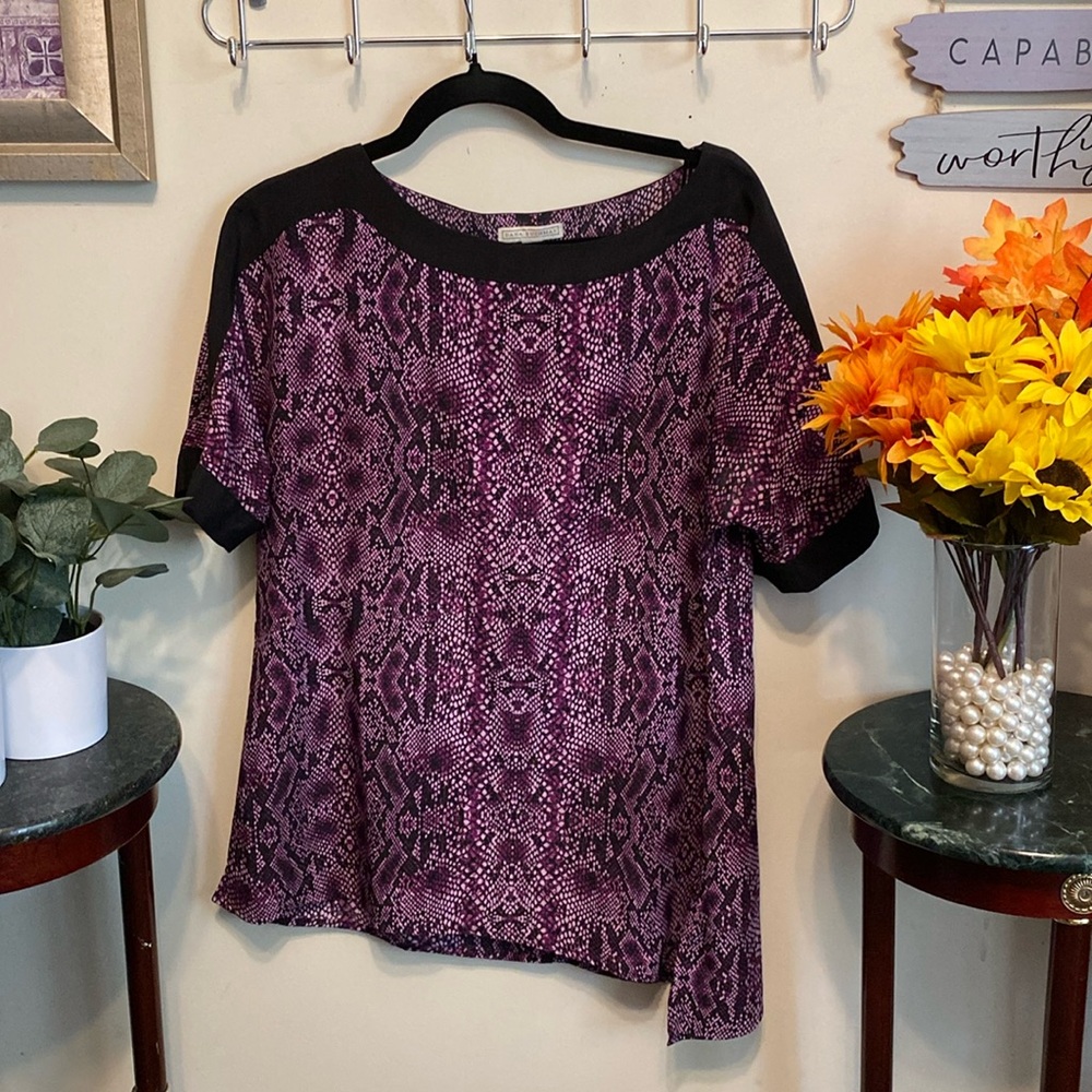 Dana Buchman Pullover SS Blouse Sz Large. Side slits.